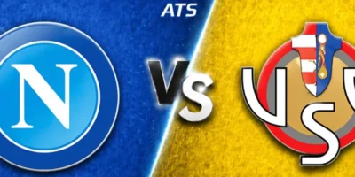 Wide horizontal sports banner with a diagonal split design: Napoli’s blue circular crest on a textured deep blue background on the left, Cremonese’s red and gold crest on a textured yellow background on the right, with a bold metallic “VS” centered between them and “ATS” text above.